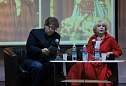 Она красавица и он